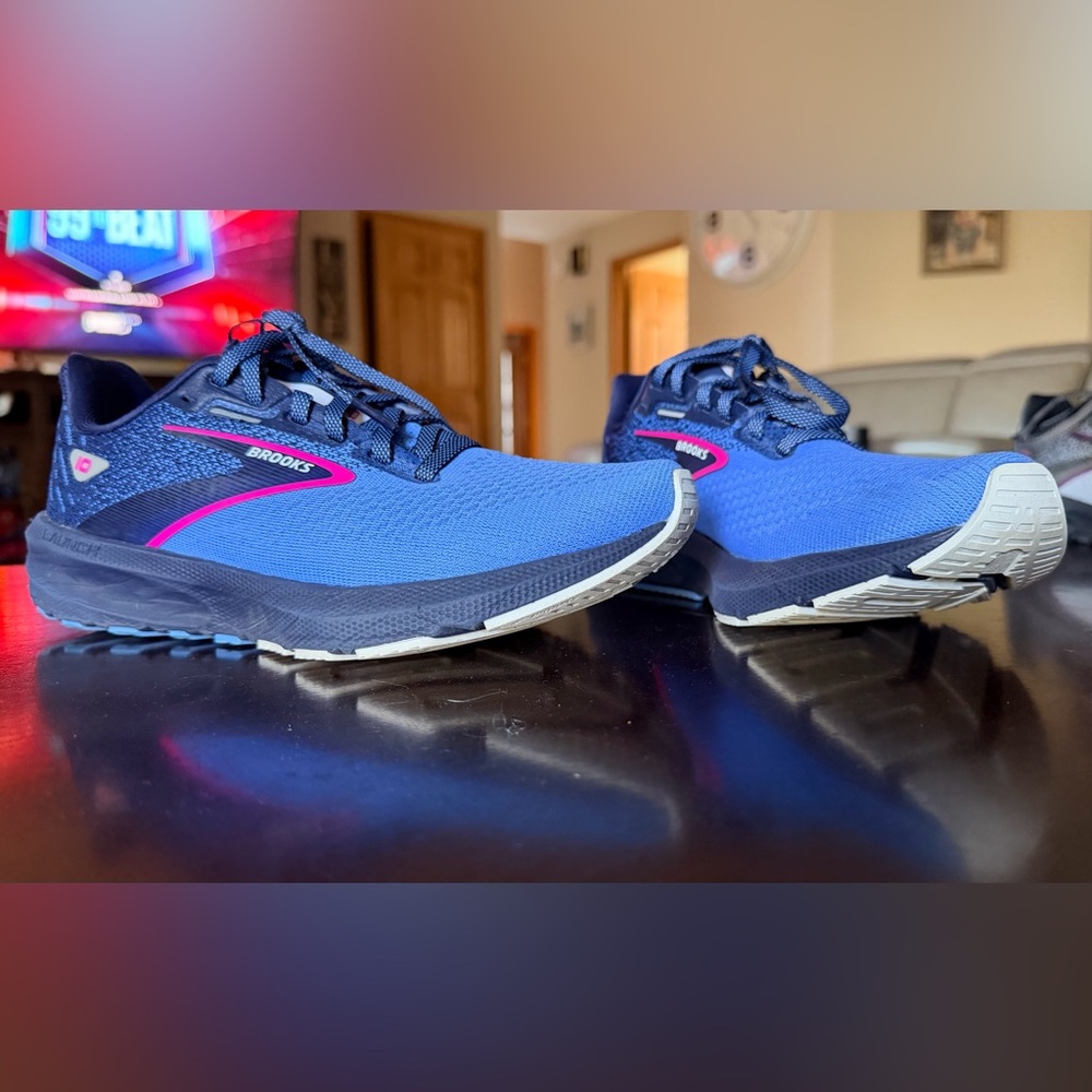 Brooks women’s Launch 10 Running shoes. Size 6 EUC like new Blue/white/pink